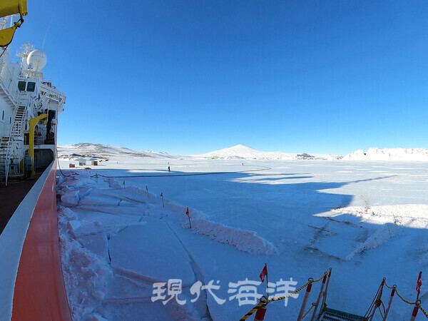 얼음판 위에 길게 늘어트려 놓은 기름 배송 라인