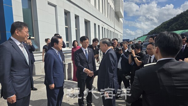 송상근 부산항만공사 사장(사진 좌측)과 또 럼 베트남 당 서기장이 악수하고 있다. 