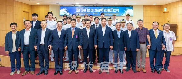 지난 14일 국회에서 열린 토크콘서트 에 참석한 관계자들이 기념사진을 찍고 있다.