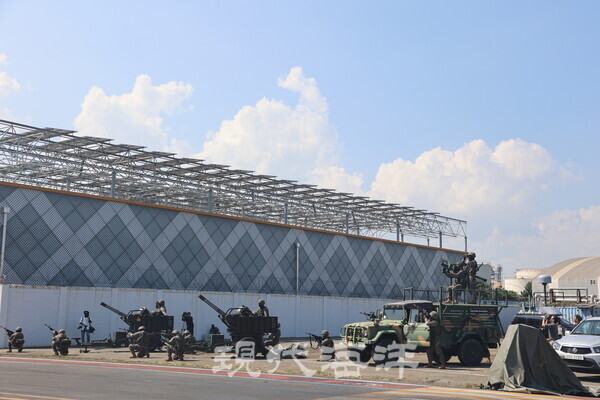 드론 공격을 저지하기 위해 육군 제53사단 방공대대와 7765부대 3대대 기동타격대가 현장으로 출동했다.