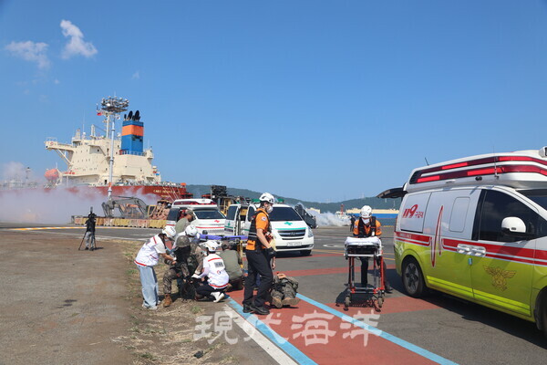 사상자가 발생한 상황이 가정되자, 소방과 보건 인력은 즉시 화재 진압과 환자 후송에 투입됐다.