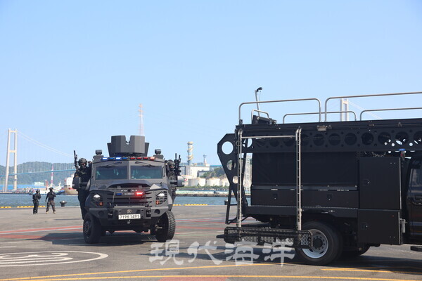 울산지방경찰청 소속 울산 경찰특공대가 이동하고 있다. 울산 경찰특공대 EDO는 폭발물과 의심물체 탐지 및 제거, 해체, 분석을 전문으로 수행하는 전문요원팀으로 경찰특공대와 함께 작전에 투입돼 대테러작전에서 핵심적인 기술지원 임무를 수행한다.