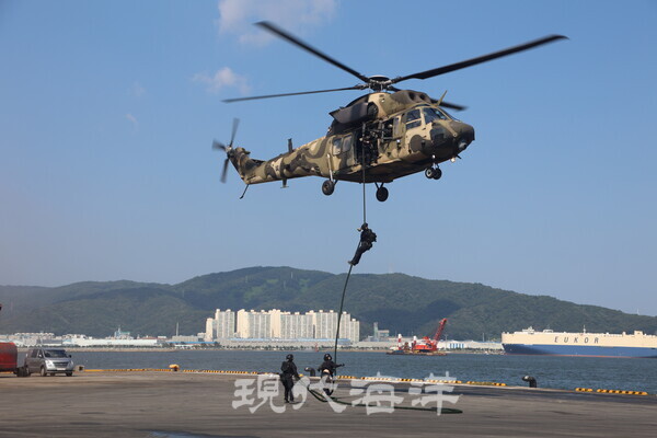 53사단 군사경찰대 대테러특수임무대가 헬기레펠을 실시하고 있다. 53사단 군사경찰대 대테러특수임무대는 국가지정 대테러 작전부대로, 테러 상황 발생 시 내부진압 작전에 특화된 전문 부대로 테러범을 제압하고, 인질을 구출하는 임무를 수행한다. 
