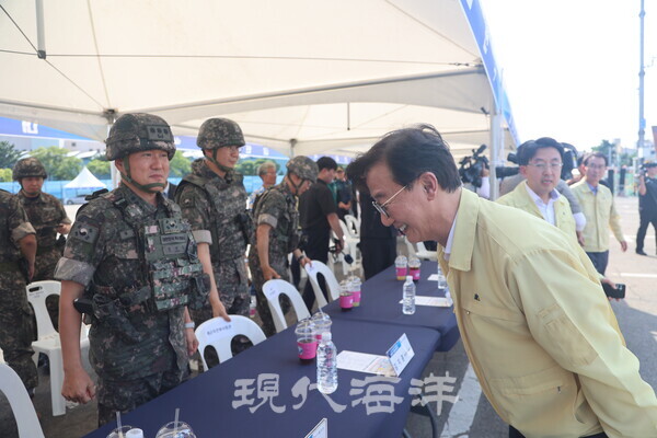 전재수 해수부 장관(사진 우측)이 '울산항 통합방호훈련'이 끝난 후 훈련에 임한 관계자들에게 인사하고 있다. 