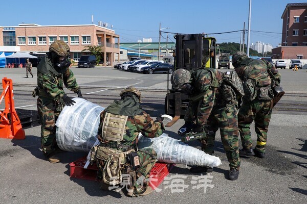 BPA가 지난 21일 부산항 8부두에서 '부산항 통합피해복구 실제훈련'을 실시, 관계자들이 화학 불발탄 처리를 하고 있다.
