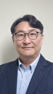 홍선기 이사장은 충남대학교 생물학과를 나와 충남대 대학원에서 이학석사 학위를 받았다. 이후 일본 히로시마대학 대학원 생물권과학연구과에서 이학박사 학위를 취득했다. 홍 이사장은 서울대학교 환경계획연구소 선임연구원, 유네스코 MAB한국위원회 위원, 동아시아도서해양문화포럼 사무국장 등을 역임했으며, 현재 (사)한국섬재단 이사장, 국립목포대학교 도서문화연구원·교양학부 교수, 세계지리학회 섬위원회 위원, 여수세계섬박람회 조직위원회 이사, 2026 ISISA World Island Conference 조직위원장 등으로 활동하고 있다.