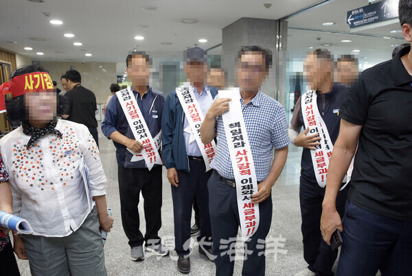 감척어선에 소득세 과세 방침이 알려지자 어업인들이 ‘사기감척’이라며 크게 반발하고 있다. 사진은 지난 7월 11일 국회에서 시위를 벌이고 있는 어업인들