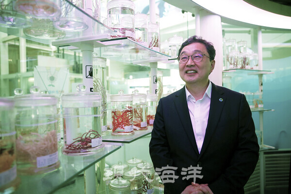 김현태 국립해양생물자원관장이 생명의 탑을 둘러보며 앞으로의 포부를 밝히고 있다.