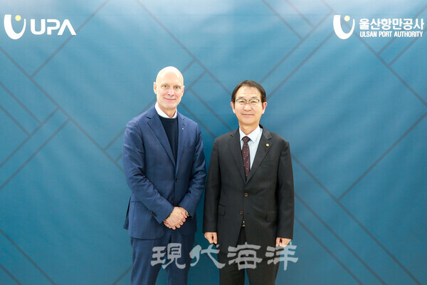 지난 2월 울산항만공사에 내방한 머스크 코리아(주) 애덤 제임스 파머 대표이사(사진 좌측)과 변재영 사장이 함께 기념사진을 찍고 있다.