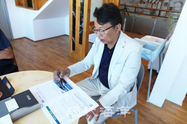 전복 가두리 감축사업을 설명하고 있는 방현수 완도군 수산경영과장