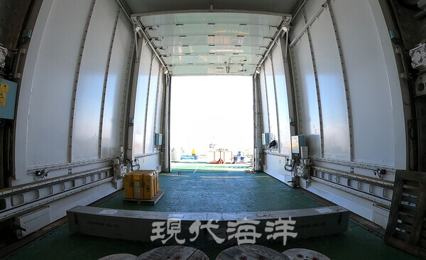 헬리콥터가 있던 격납고 내부