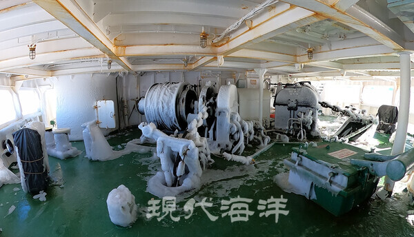 꽁꽁 얼어붙어 버렸다. 가운데 있는 것이 앵커와 연결된 체인