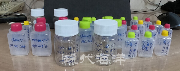 남극의 청정한 공기를 가져온 조그만 통에 담았다.