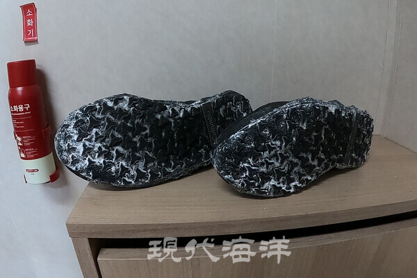 빙판 위에 나갔다가 오면 신발 밑에 하얀 가루가 묻어온다.