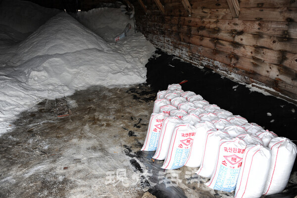 옹진군에 마지막 남은 시도염전에서 생산된 소금과 소금창고