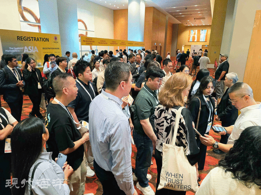 관람객들이 아시아 국제 수산식품 박람회장에 입장하고 있다. 사진_박종면 기자