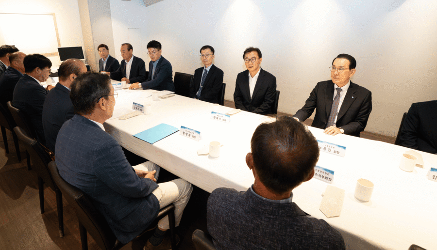 전재수 해양수산부 장관(사진 오른쪽 두번 째)과 수산단체장들이 지난 12일 서울 모처에서 만나 수산업 현안사항 및 발전방안을 논의하는 간담회를 가졌다.