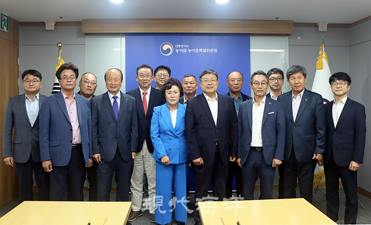 대통령직속 농어업·농어촌특별위원회 김호 위원장(사진 앞줄 오른쪽 네 번째)과 지난 16일 위원회 대회의실에서 수산 단체장들이 첫 간담회를 개최했다.