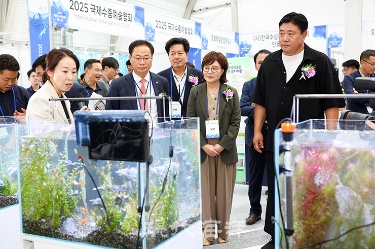 지난 19일 경주 엑스포 대공원 경주타워 일원에서 열린 ‘2025 해양수산문화엑스포’에서 양금희 경북도 경제부지사, 양준혁 해양수산문화엑스포 홍보대사 등이 부스를 둘러보고 있다.