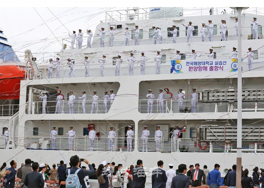 목포해양대와 함께 ‘1국 1해양대’ 비전을 야심차게 기획했던 한국해양대가 글로컬대학30에 탈락해 충격을 주고 있다. 사진은 승선 실습을 떠나는 한국해양대 학생들.