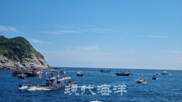 지난달 5일 사수도 해상서 있었던 완도군 소속 어선의 집단 해상 시위