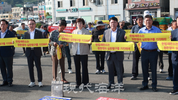 완도바다지킴이 범군민 대책위원회는 지난달 4일 완도항 1부두 인근에서 기자회견을진행했다.