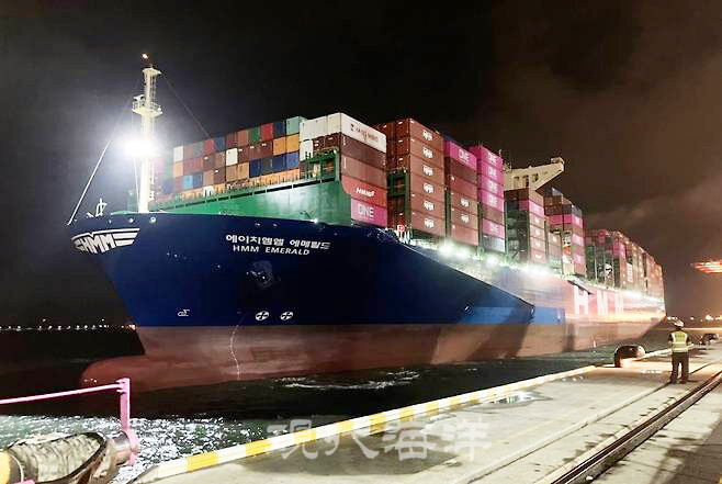 HMM(대표이사 사장 최원혁)이 3조 500억 원 규모의 1만3,000TEU급 친환경 컨테이너선 12척을 국내 조선사에 발주한다고 16일 밝혔다. 사진은 1만3,000TEU급 ‘에이치엠엠 에메랄드’호