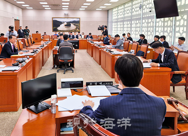 해양수산법안심사소위원회(위원장 조경태 의원)는 지난 16일 오전 위원회를 열고 「부산 해양수도 이전기관 지원에 관한 특별법안」을 통과시켰다.