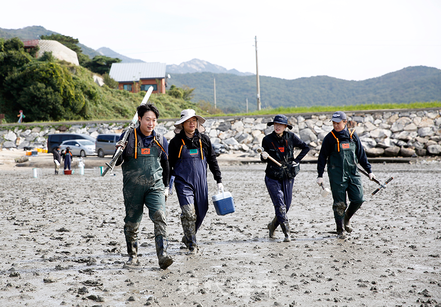 갯벌로 향하는 블루카본사업단 1-1세부 연구진. 이들의 손에 갯벌 탄소흡수원 국제인증의 첫 열쇠가 쥐어져 있다. 사진_박종면 기자