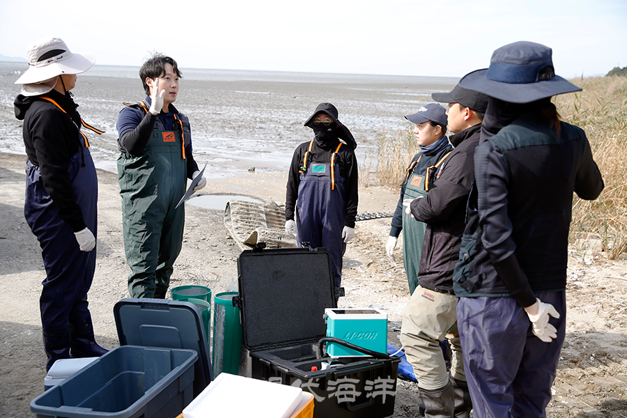 김태우 연구교수(사진 왼쪽 두 번째)가 연구진에게 갯벌 조사 전 주의사항을 전하고 있다. 사진_박종면 기자