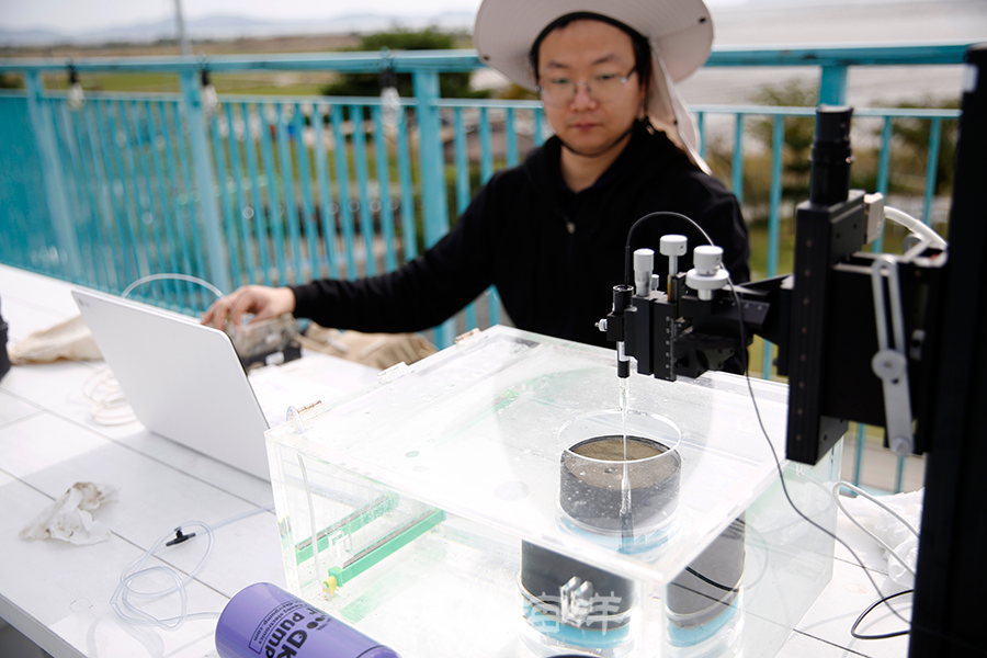 표면에서는 저서미세조류가 광합성을 하며 이산화탄소를 흡수하고 산소를 방출한다. 반면 퇴적층 속 미생물과 저서생물은 유기물을 분해하면서 산소를 소비하고 이산화탄소를 내뿜는다. 따라서 산소의 생성과 소모량을 측정하면, 갯벌이 실제로 탄소를 얼마나 흡수하거나 방출하는지 간접적으로 계산할 수 있다. 사진_박종면 기자