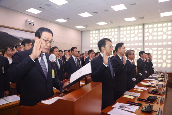    노동진 수협중앙회장을 비롯한 9개 기관장이 선서하고 있다