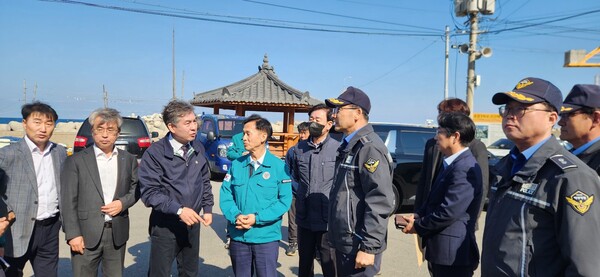        김영복조합장, 해양수산부 차관 등 관계자들에게 현장에서 산불피해 현황을 설명하고 있다