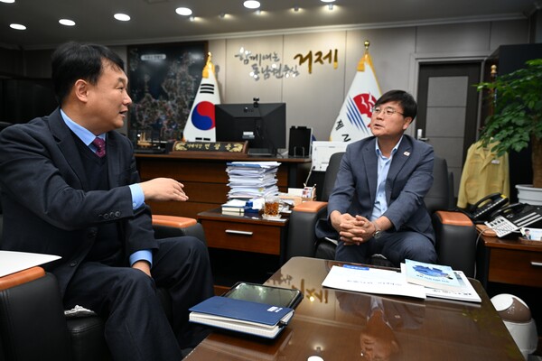 변광용 거제시장과 송영택 현대해양 발행인(왼쪽)이 대담하고 있다.