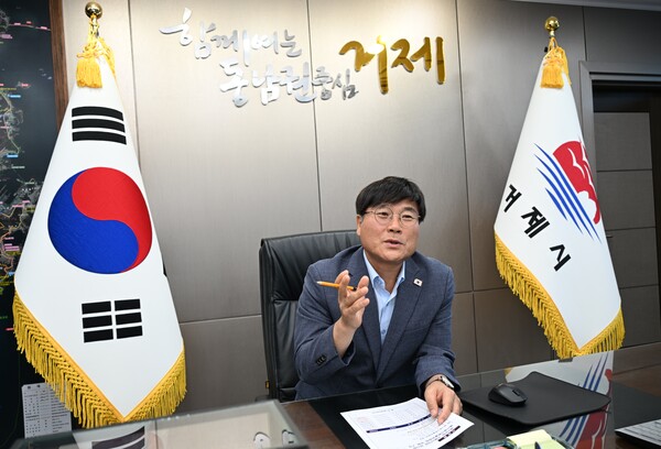 지속 가능한  해양경제 도시, 거제의 미래상을 설명하고 있는 변광용 시장