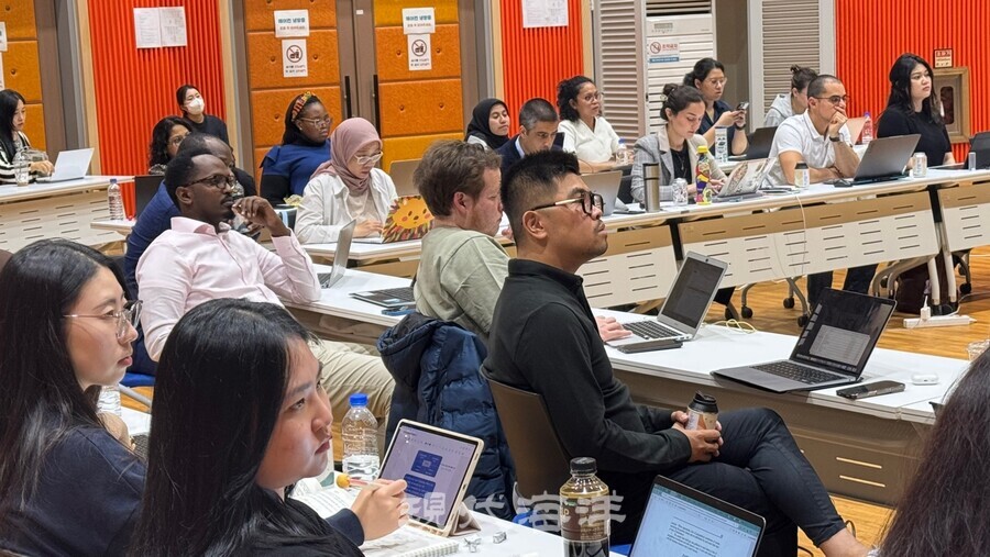 올해 여수시 청소년해양교육원에서 열린 ‘제12회 여수해양법아카데미’에 베트남, 필리핀 등 24개국의 해양 분야 공무원 33명이 참가했다