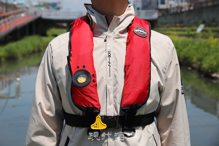 해양수산부가 전 어업인 대상으로 보급사업을 실시하고 있는 팽창형 구명조끼.