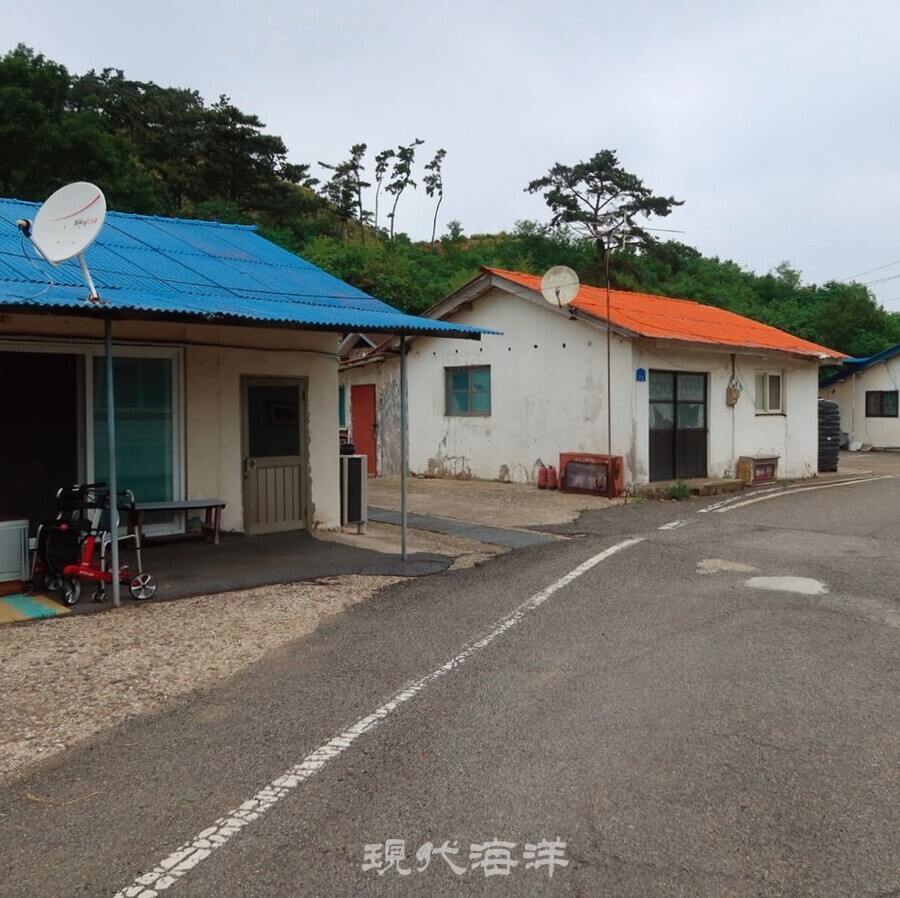 추모광장으로 가는 길은 염전노동자들이 살았던 마을이다