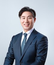 류동근 총장은 한국해양대학교 해운경영학과를 졸업하고 영국 카디프 대학교에서 해운경영학 석사와 박사 학위를 받은 후 한국해대에서 해운경영학부 교수로 재직하며 국제교류원장, 세계해양발전연구소 소장을 역임했다. 현재 부산·울산·경남·제주 지역대학교 총장협의회 회장, 해양수산 발전을 위한 국립대학교 총장협의회회장, 한국조선해양기자재연구원 이사장을 맡고 있다