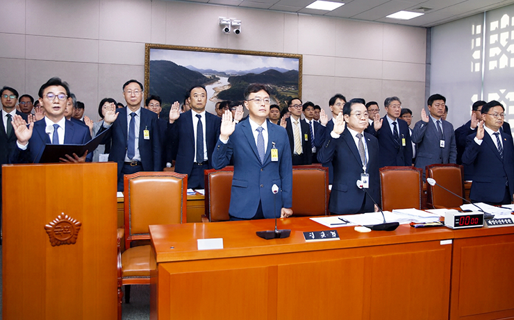 지난달 15일 국회 농해수위의 해양수산부 등의 국정감사에서 전재수 해수부 장관(왼쪽 첫번째) 등이 증인 선서를 하고 있다. 사진_박종면 기자