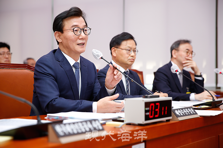 전재수 해양수산부 장관이 의원들의 질의에 답하고 있다. 사진_박종면 기자