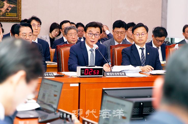 전재수 해양수산부 장관이 의원들의 질의에 답하고 있다. 사진_박종면 기자