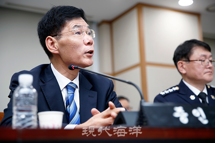 안성식 전 해경 기획조정관이 의원들의 질의에 답하고 있다. 사진_박종면 기자