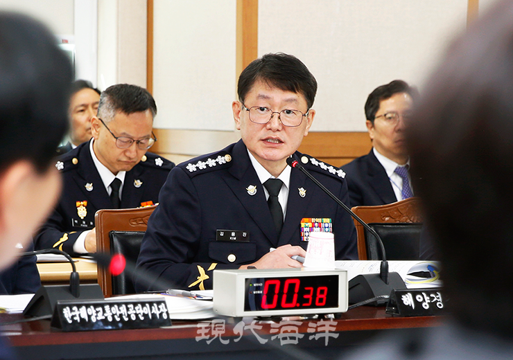 김용진 해경청장이 의원들의 질의에 반변하고 있다. 사진_박종면 기자