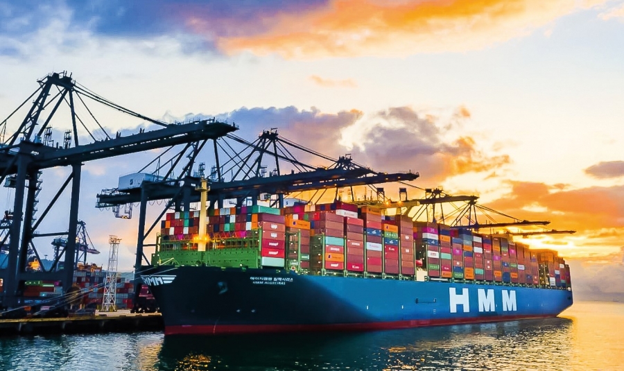 국내 최대 해운사 HMM(옛 현대상선)이 외풍에 시달리고 있다. 본사 부산 이전설과 민간 매각설이 기업 의지와 관계 없이 나돌고 있다.