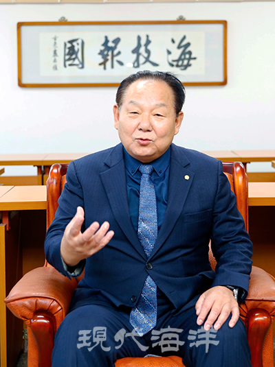 김종태 회장이 해기로 나라에 보답한다는 뜻이 담긴 해기보국(海技報國) 휘호 아래에서 해기사의 사명을 설명하고 있다. 사진_박종면 기자