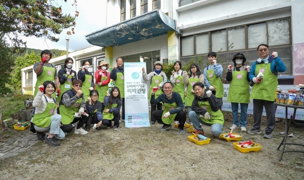 디자인 봉사 단체 '(사)눈빛디자인나눔'이 가평 산바라기학교에서 봉사 활동을 하며 기념촬영을 하고 있다.