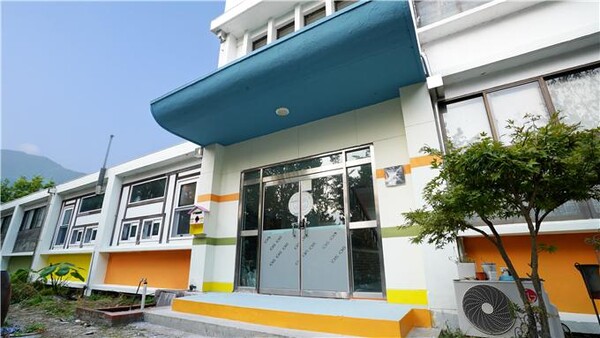 이번 색채디자인은 긍정을 상징하는 노랑과 연두, 환영을 상징하는 주황색으로 배색되어 낡은 본관 입구가 희망의 문이 되었다.