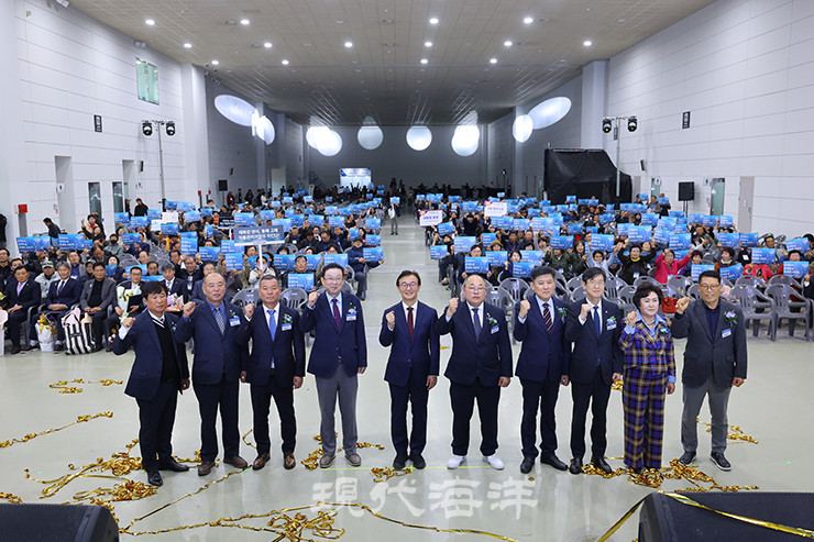 ‘제17회 자율관리어업 전국대회’가 지난 14일 세종 정부세종컨벤션센터에서 1,000여 명의 어업인과 전재수 해수부 장관 등 관계자들이 참석한 가운데 ‘변화의 바다! 대한민국을 여는 새로운 항해’라는 주제로 열렸다.