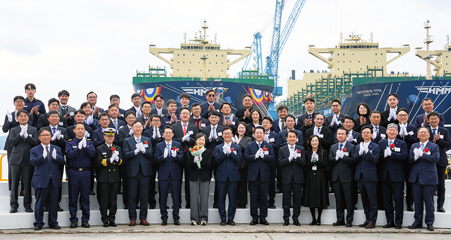 20일 HD현대삼호 야드 내 제1돌핀안벽에서 열린 ‘HMM CLOVER호’ 명명식에서 (첫 번째줄 오른쪽 여섯 번째부터) HD현대삼호 김재을 사장, 김영록 전라남도지사, 전재수 해양수산부 장관, 최혜진 여사, 최원호 HMM 대표이사를 비롯한 참석자들이 기념촬영을 하고 있다.